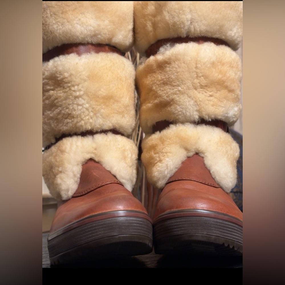 UGG Australia Lilyan Mahogany Waterproof Leather boots - Like New - Picture 4 of 13